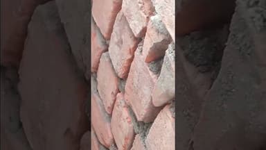 गिधवास पंचायत वार्ड 08 में नाला निर्माण में भारी घपला, बिना प्लास्टर ईंट जोड़कर हो रही ढलाई।