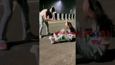 రీల్స్ కోసం నడిరోడ్డుపై నాగిన్ డాన్స్ #shorts