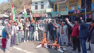 राजगढ़ी: अंकिता भंडारी हत्याकांड की सीबीआई जांच की मांग को लेकर नौगांव में कांग्रेसियों ने किया प्रदर्शन, सीएम का पुतला दहन