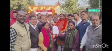 हरिहरगंज: ईवीएम व दलीय आधार पर नगर पंचायत चुनाव कराने की मांग को लेकर हरिहरगंज नप कार्यालय में भाजपा का धरना प्रदर्शन