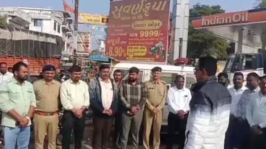 કપડવંજ: કપડવંજમાં મકરસંક્રાંતિ પૂર્વે પતંગ દોરીથી નુકસાન ના થાય તે હેતુસર યુવાનો દ્વારા વાહનો પર સેફટી ગાર્ડ લગાવાયા