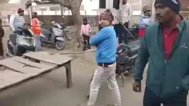 हाथरस: मुरलीधर कॉलोनी के लोगों ने माया टॉकीज से आगे रेलवे फाटक के पास बिजली विभाग के खिलाफ प्रदर्शन कर मुर्दाबाद के नारे लगाए