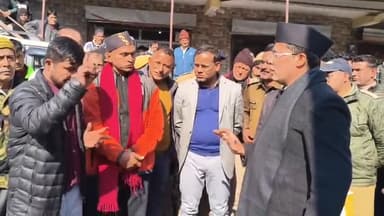 कपकोट: सड़क की मांग को लेकर विधायक सुरेश गढ़िया का लखमारा के ग्रामीणों ने किया घेराव, एक महीने के आश्वासन पर माने #jansamasya