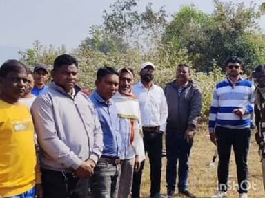 घाटशिला: हैंदलजूड़ी पंचायत के डॉगटांड़ में पंडित रघुनाथ मुर्मू जनजातीय विश्वविद्यालय निर्माण हेतु भूमि की मापी