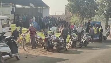 ढीमरखेड़ा: ढीमरखेड़ा में खाद के लिए जूझते किसान, एक ही विक्रय केंद्र पर भारी भीड़, डबल लॉक केंद्र न खुलने से बढ़ी परेशानी