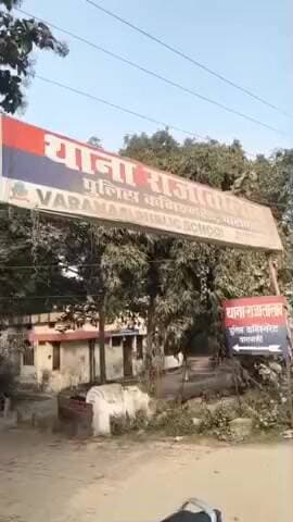 राजातालाब: कमरे में फंदे से लटकता मिला युवक का शव, परिवार में मचा कोहराम