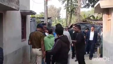 বালুরঘাট: বালুরঘাট ব্লকের লক্ষ্মীপুরের পরিযায়ী শ্রমিক অসিত সরকারের ও গৌতম বর্মনের পরিবারের সঙ্গে সাক্ষাৎ অভিষেকের