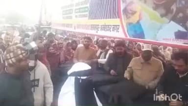 जलालपुर: यादव चौराहे पर गरीब परिवारों को नि:शुल्क कंबल वितरित किए गए