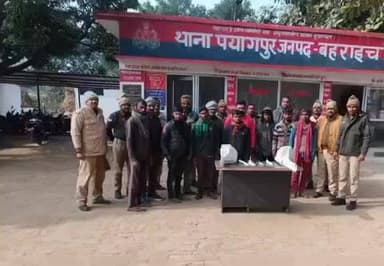 पयागपुर: पैड़ी गांव के पास नहर पट्टी के किनारे लगे शीशम पेड़ की चोरी करते समय पुलिस ने 11 लोगों को किया गिरफ्तार