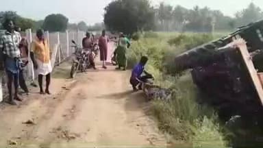 சேந்தமங்கலம்: பொன்னேரி கைகாட்டியில் தனி நபர் ஒருவர் நடைபாதையை ஆக்கிரமிப்பு செய்ததால் டிராக்டர் செல்லமுடியாமல் கவிழ்ந்தது