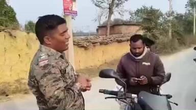 उंटारी रोड: ऊंटारी रोड थाना प्रभारी ने गुलाब का फूल देकर लोगों को सड़क सुरक्षा के प्रति किया जागरूक