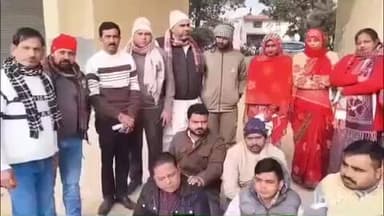 शिकारपुर: शिकारपुर नगर पालिका के मैन गेट पर बैठे नगर के अधिकांश वार्ड सभासदों ने किया प्रदर्शन