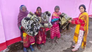 कुडू: कुडू बडकी चाँपि में उप मुखिया हेना तिवारी ने जरूरतमंदों के बीच कंबल वितरण किया, ठंड में मिली राहत