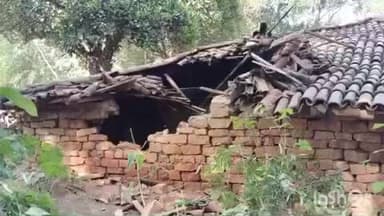 कामडारा: गाँव मुरगा में जंगली हाथी ने दो ग्रामीणों के मकान किए क्षतिग्रस्त, वनकर्मियों को दी सूचना