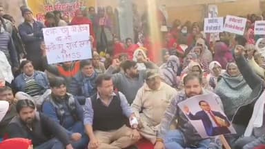 डिफेन्स कॉलोनी: दिल्ली के अली गांव में सिंचाई विभाग द्वारा मकान सील करने के विरोध में लोगों का प्रदर्शन