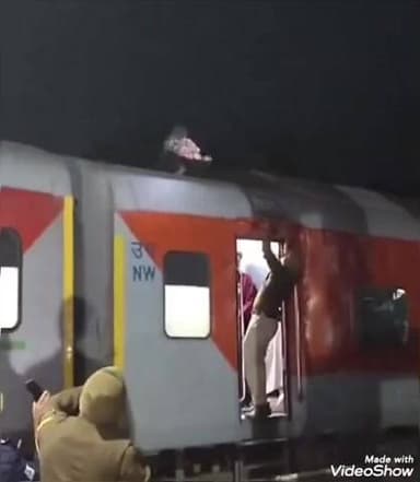 जालौर: एक युवक के कारण साबरमती एक्सप्रेस ट्रेन को रोकना पड़ा, युवक ट्रेन की छत पर चढ़ गया