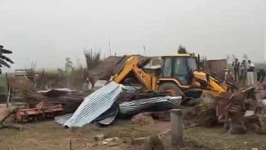 सवायजपुर: डीएम के निर्देश पर हरपालपुर क्षेत्र में चला बुलडोजर, किसान की जमीन पर किया गया निर्माण ध्वस्त