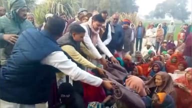 राजातालाब: शहबाजपुर में ठंड से बचाव के लिए विधायक ने गरीबों में कंबल वितरित किए