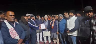 चंदवारा: बरही विधायक मनोज यादव ने सैनिक स्कूल मजदूरों को दिया समर्थन, तिलैया डैम स्थित शिव मंदिर में की बैठक