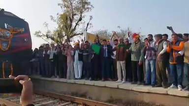 मौजमाबाद: जोधपुर भोपाल पैसेंजर ट्रेन का ढींढा रेलवे स्टेशन पर ठहराव, जयपुर ग्रामीण सांसद और मंत्री ने हरी झंडी दिखाकर किया रवाना