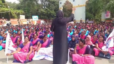 திருவண்ணாமலை: கலெக்டர் அலுவலகம் முன்பு தமிழ் மாநில அங்கன்வாடி ஊழியர் மற்றும் உதவியாளர் சங்கம் சார்பில் ஆர்ப்பாட்டம்