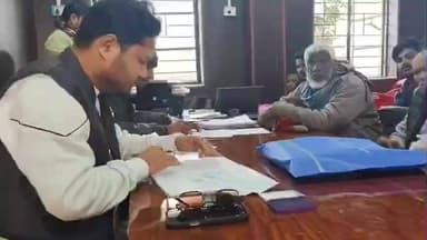 बैसि: मलहरिया में कबीर अंत्येष्टि अनुदान योजना के तहत 21 परिवारों को मुखिया मुजतहीद उर्फ बाबू ने दिया ₹3000 का चेक