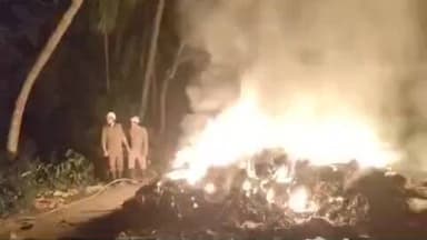 ডোমজুড়: ডোমজুরের শলপ ঝুলতলা এলাকায় একটি আবর্জনা সুফিয়া আগুন ঘটনাস্থলে দমকলের একটি ইঞ্জিন