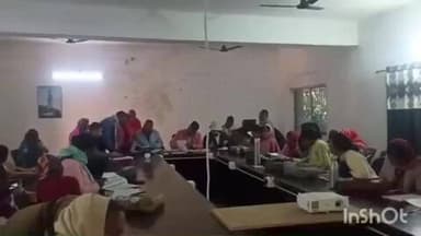 बालूमाथ: बीएलओ एवं पर्यवेक्षक को प्रखंड कार्यालय सभागार में मतदाता सूची शुद्धिकरण का प्रशिक्षण दिया गया