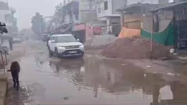 झांसी: रक्सा के पुनावली रोड पर जल निगम की पाइपलाइन टूटने से सड़क पर भरा पानी, स्कूली छात्र और राहगीर हो रहे परेशान