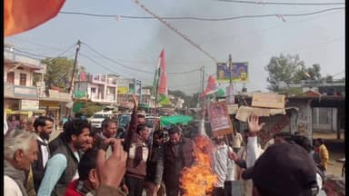 गुलाना: गुलाना में कांग्रेस का प्रदर्शन, इंदौर घटना, दूषित पानी से मौतों और मंत्री के बयान पर फूंका पुतला