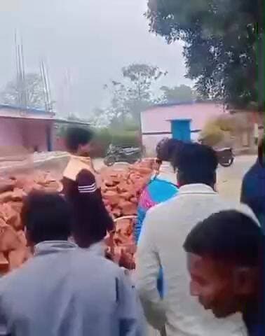 नौतन: जगदीशपुर शेखौना उर्दू विद्यालय भवन निर्माण में घटिया ईंटों के इस्तेमाल का आरोप, ग्रामीणों का प्रदर्शन