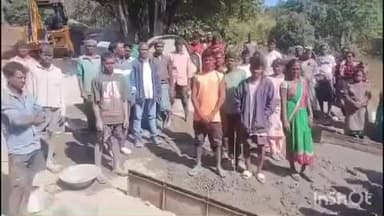 कुचाई: नीमडीह में पीसीसी सड़क निर्माण में अनियमितता, पंचायत मुखिया करम सिंह मुंडा ने काम रुकवाया