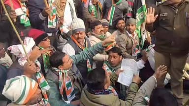 #चंदौली: पुलिस और कांग्रेसी आमने-सामने, सड़क पर प्रदर्शन ब्यानबाज़ी,पुलिस ने बैरिकेडिंग कर रोका तो नाराज हुए नेताजी!
#Vir...