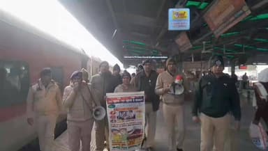 #चंदौली। रेल यात्रा के दौरान रहना है सेफ तो माने आरपीएफ की बात. माघ मेला के मद्देनजर आरपीएफ का विशेष जागरूकता अभियान. #R...