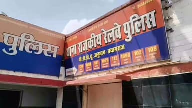 #ब्रेकिंग :- #चन्दौली-- डीडीयू की #GRP एक फिर सवालों के घेरे मे -- डीडीयू जंक्शन चली ट्रेन को रोका गया
-- भारी मात्रा म...