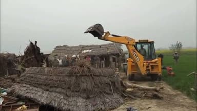 डीएम के निर्देश पर हरपालपुर क्षेत्र में चला बुलडोजर, किसान की जमीन पर किया गया निर्माण ध्वस्त