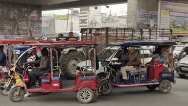 #Gajraula जाम से निजात दिलाने के लिए पुलिस की व्यवस्था हुई फेल, गजरौला चौपला पर लगा भयंकर जाम