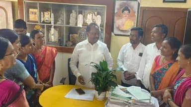 రేగొండ: కొత్తపల్లి గోరీ మండలంలో మండల సమైక్య భవనానికి స్థలాన్ని కేటాయించాలని ఎమ్మెల్యేకు వినతిపత్రం అందజేత