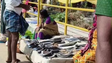 ಮೊಳಕಾಲ್ಮುರು: ಪಟ್ಟಣದಲ್ಲಿ ಸಂತೆಗೆ ಸ್ಥಳವಿಲ್ಲದೇ ರಾಷ್ಟ್ರೀಯ ಹೆದ್ದಾರಿ ಪಕ್ಕದಲ್ಲಿ ವಾರದ ಸಂತೆ:ಜೀವ ಕೈಯಲ್ಲಿ ಹಿಡಿದು ಸಾಗಬೇಕಿದೆ ಸಾರ್ವಜನಿಕರು