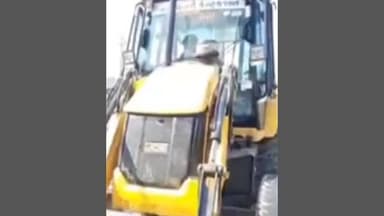 વિરમગામ: અમદાવાદ હાઇવે પરના જખવાડા ગામ બસસ્ટેન્ડ પાસે ગેરકાયદે દબાણો દૂર કરાયા