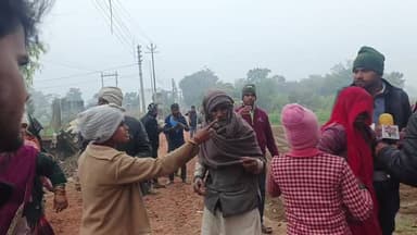 तहसील किरावली नगला मनसा में दमंगो ने कि मार पीट नाली के पानी को लेकर हुआ विवाध लेखपाल वानिया ने कराया जगडा