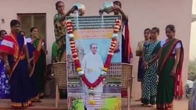 ಹುಣಸಗಿ: ಸಿದ್ದರಾಮಯ್ಯನವರು ಮುಖ್ಯಮಂತ್ರಿಯಾಗಿ ದೀರ್ಘಾವಧಿ ಆಡಳಿತ ನಡೆಸಿದ ಹಿನ್ನೆಲೆ ಬೈಲಕುಂಟಿ ಗ್ರಾಮದಲ್ಲಿ ಸಂಭ್ರಮಾಚರಣೆ