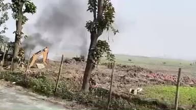 बरहरा: गुलेला पररिया में हुए ज़मीन विवाद मामले में आगजनी, ट्रैक्टर और जेसीबी जलकर हुआ स्वाहा