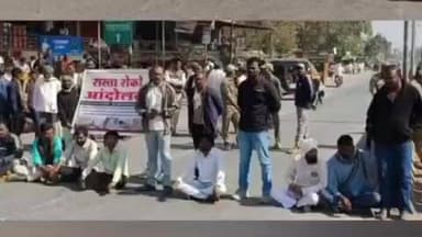 मनोरा: ग्रामीण रुग्णालयाच्या निकृष्ट दर्जाच्या कामाच्या निषेधार्थ रस्ता रोको आंदोलन