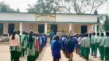 बहरागोड़ा: भूतिया मध्य विद्यालय में कक्षा भवन की कमी से पढ़ाई बाधित