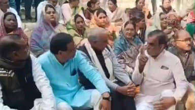 करेली: बरमान घाट मारपीट मामले में तीसरे दिन भी धरना जारी, तेनु खड़ा के पूर्व विधायक संजय शर्मा भी हुए शामिल