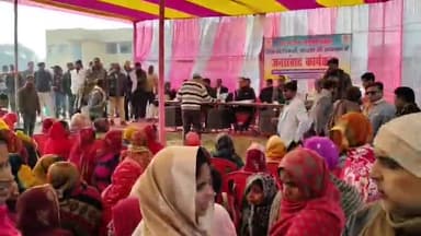 पतरघट: पतरघट में डीएम के जन संवाद में पीड़ित परिवार ने कहा, 'हुजूर हमारी जमीन पर कई वर्षों से कब्जा है'