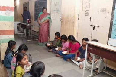 దుబ్బాక: దుబ్బాక పట్టణంలోని కస్తూర్బా గాంధీ బాలికల విద్యాలయాన్ని ఆకస్మికంగా సందర్శించిన జిల్లా కలెక్టర్ హైమావతి