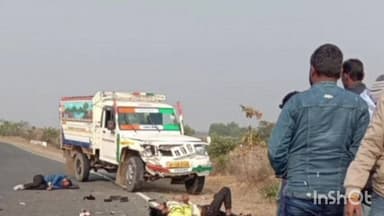 चिचिरदा मोड़ के पास सड़क किनारे ऑटो का इंतजार कर रहे तीन मजदूरों को पिकअप चालक ने मारी टक्कर
