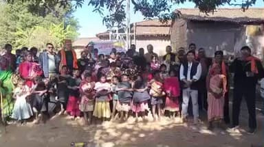 चैनपुर: सामाजिक सरोकार कार्यक्रम के तहत चैती दुर्गा पूजा समिति ने हरिणाखांड में कंबल वितरित किए